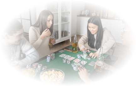 Vrienden verzamelden zich rond de tafel om samen een bordspel te spelen en hun strategieën te bespreken. Zulke avonden creëren een sfeer van communicatie, plezier en vriendschappelijke rivaliteit. 🎲