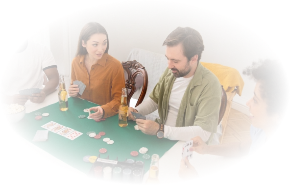 Vier vrienden spelen kaart aan een tafel met pokerchips en drankjes. Ze zien er betrokken en vrolijk uit. Er staat een schaal popcorn naast hen.