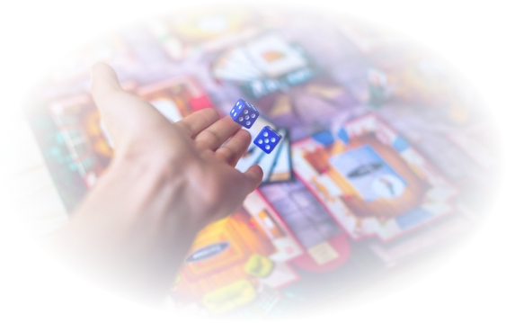 Een hand is bezig met het gooien van twee blauwe dobbelstenen op een kleurrijk, gedetailleerd bordspel. De scène straalt spanning en verwachting uit.