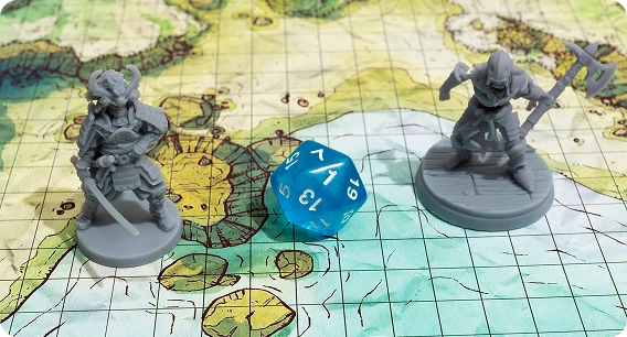 Twee grijze fantasiefiguren, een krijger en een dwerg met een bijl, staan op een kleurrijke rasterkaart naast een blauwe 20-zijdige dobbelsteen met een worp van 14.