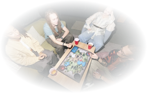 Vrienden verzamelden zich rond de tafel om samen een bordspel te spelen en hun strategieën te bespreken. Zulke avonden creëren een sfeer van communicatie, plezier en vriendschappelijke rivaliteit. 🎲